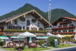 Restaurant Café Maibaumstüberl mit Maibaum in Ruhpolding, Chiemgau, Oberbayern, Bayern, Süddeutschland, Deutschland, Europa Restaurant Café Maibaumstüberl mit Maibaum in Ruhpolding, Chiemgau, Oberbayern, Bayern, Süddeutschland, Deutschland, Europa